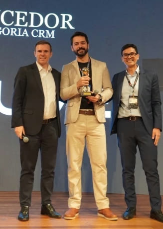 Equipe da Azume recebe o Troféu Canal Solar de melhor CRM no palco do Canal Conecta VI