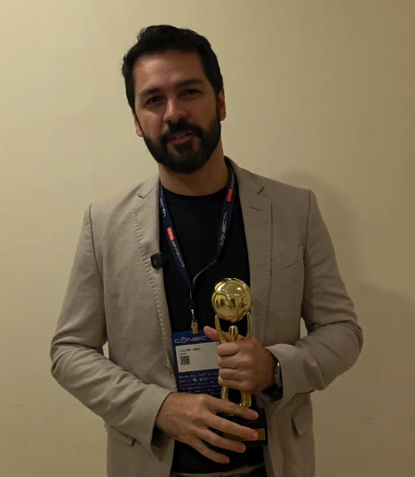 Victor Zani, da Azume, com o Troféu Canal Solar de melhor CRM